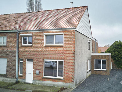 Deels gerenoveerde woning (261m²), 4/5 slk, perceel 757m².