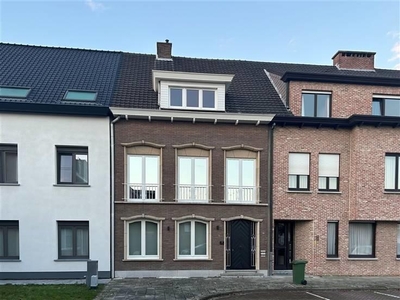 Gerenoveerde woning met vier slaapkamers en garage op rustig