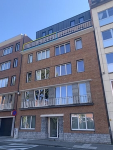 Hoog kwalitatief afgewerkt en lichtrijk appartement met 2 te