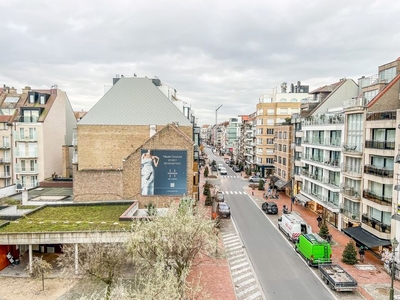 Ongemeubeld hoekappartement met open zicht gelegen op Dumor