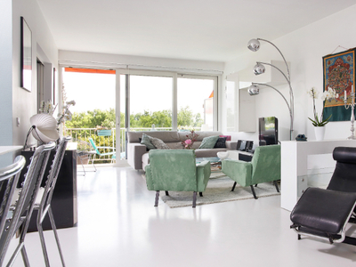 Practhig design penthouse met terrassen en indoor zwembad.