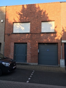 Stadswoning met inpandige garage en koer op prima locatie