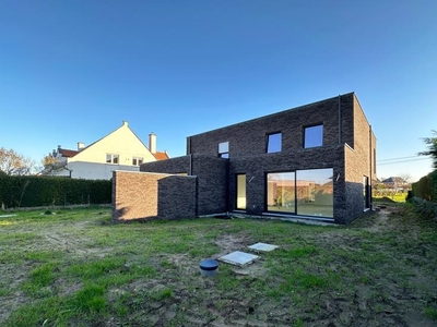 Te koop, 2 kubistische nieuwbouwwoningen op een gunstige lig