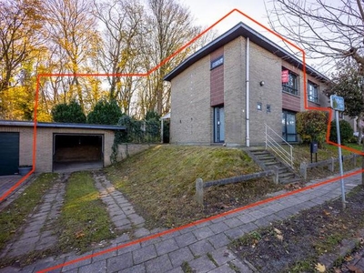 TE RENOVEREN DRIEGEVELWONING