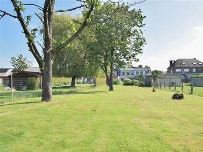 Verzorgde woning met tuin en garage nabij het centrum.