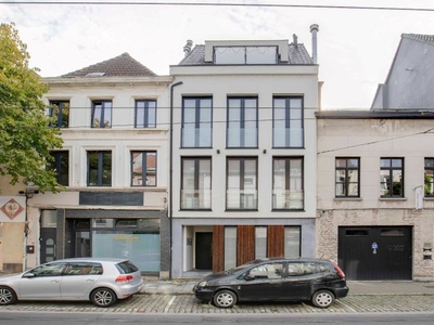 VERHUURD ! Zeer mooi gemeubeld gelijkvloersappartement met