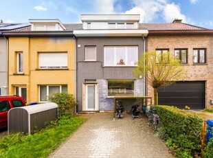 Ruime en instapklare gezinswoning met 4 à 5 slaapkamers.