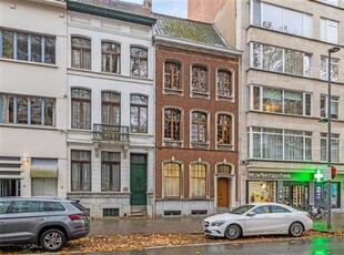 Te koop: Te renoveren apothekerswoning met 6 slaapkamers en