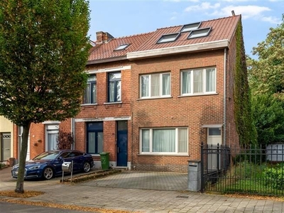 HOB met 3 slaapkamers en zwembad.