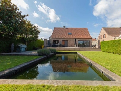 Prachtig onderhouden villa met grote dubbele garage