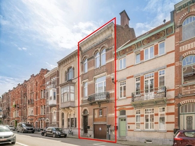 Authentieke herenwoning met 8 slaapkamers, een garage en ...