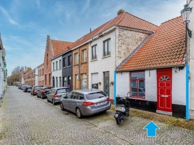 BEKOORLIJKE stadswoning met stadsterras in een authentieke