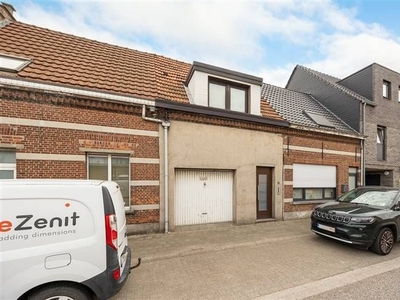 Te renoveren woning met werkhuis en tuin