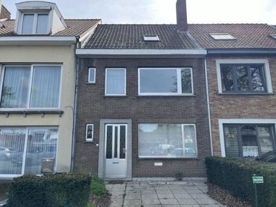 Woning met parkeerplaats, zonnepanelen en zuidgerichte tuin