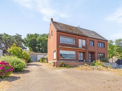 Te renoveren woning met magazijn op +/- 824 m² nabij het ce