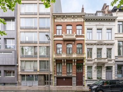 ANTWERPEN - Herenhuis met parkeergelegenheid