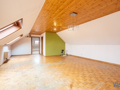 Op te frissen dakappartement met loft allures