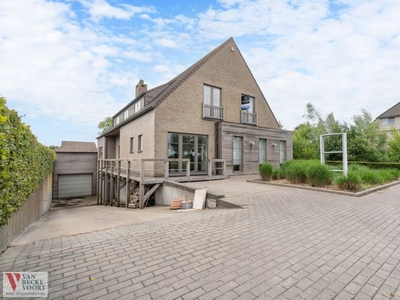 Villa met ondergrondse garage en kantoorruimte