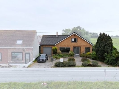 Alleenstaande villa-bungalow met garage, terras en tuin o...