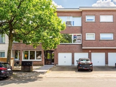 Berchem - 2 slaapkamer appartement met garagebox/oprit