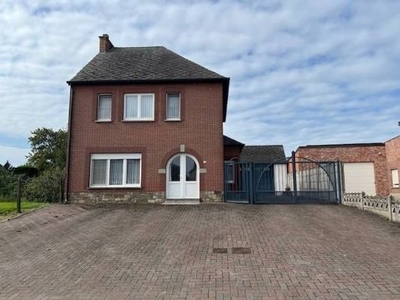 Degelijke 3-gevelwoning met 3 slaapkamers, garage, werkhuis