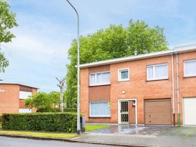 Halfopen woning met zuidgerichte tuin op rustige ligging!