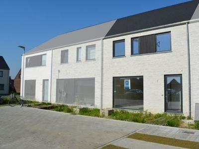 Instapklare nieuwbouwwoning met zonnige tuin te Roeselare