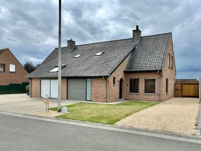 Instapklare woning, 3 slaapkamers, garage, zonnepanelen, aan