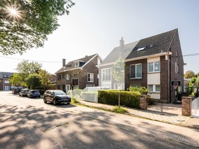 Karaktervolle half open bebouwing met 4 slaapkamers en pr...