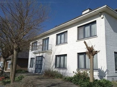 Mooie, ruime villa (384 m2) met aangename tuin en veel lic