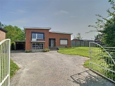 Op te frissen lichtrijke woning met prachtige tuin op 14a50c