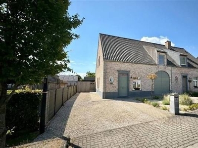 Recente woning met 3 slp en zwembad te Brakel