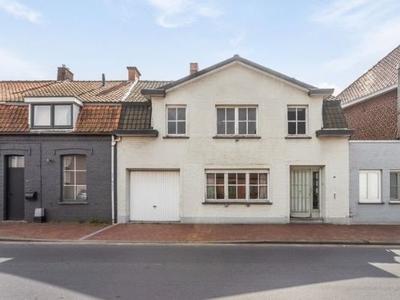 Renovatiewoning met 4 slaapkamers en uitweg