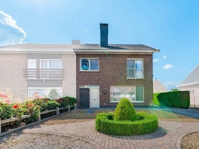 Ruime woning met 3 slaapkamers, ruime tuin en garage!