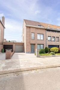 Ruime woning met drie slaapkamers en grote tuin!