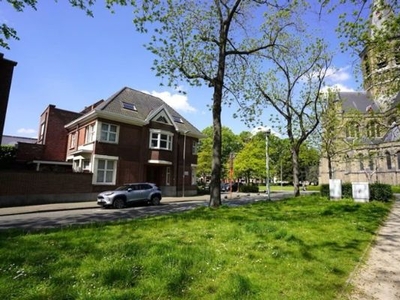 Statige hoekwoning aan Sint -Janskerk