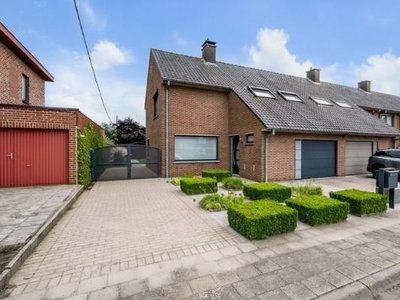 Stevige halfopen woning in kindvriendelijke buurt van har...