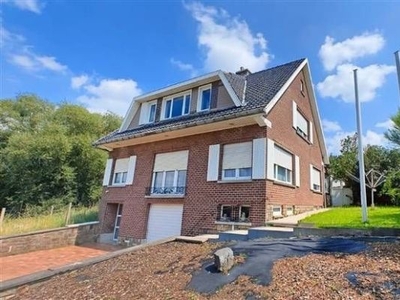 Te renoveren grote villa met paardestallen. Kangoeroewoning