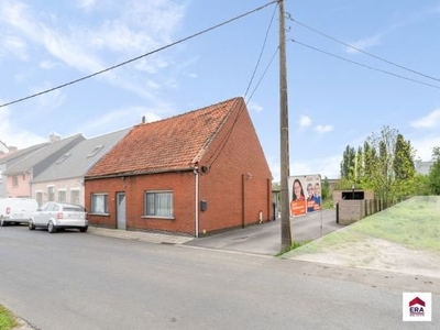 Te renoveren halfopen woning op 1.931m² in Oostrozebeke!