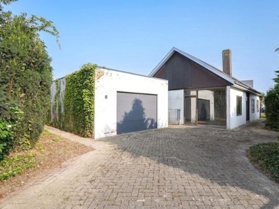 Te renoveren, open bebouwing met garage en veranda te Bornem