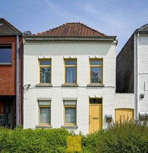 Verzorgde rijwoning met koertje en fietsenpoort op centra...