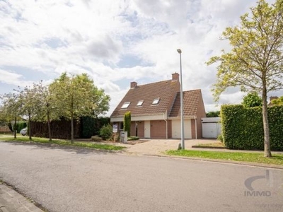 Vrijstaande woning met garage en ruime tuin