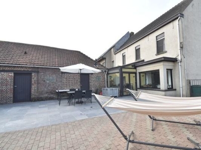 Zeer ruime en degelijke woning te Petegem op 526m2