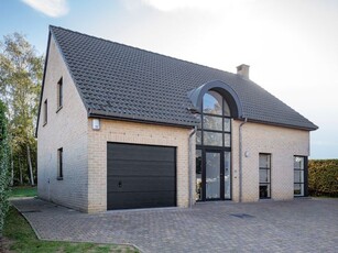 Onmiddellijk beschikbare villa te huur met tuin en garage