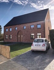 Stijlvolle en luxueus afgewerkte nieuwbouwwoning (BEN)