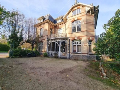 Een flat gelegen in een Art Nouveau woning te Heverlee