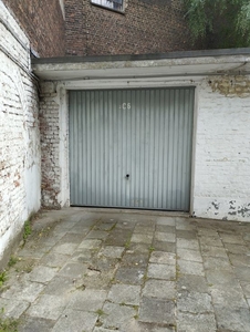 Grote afgesloten garage / Emile Zola Schaarbeek