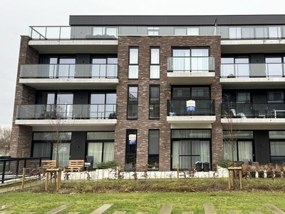 TE HUUR: 1-slaapkamerappartement en autostaanplaats gelegen