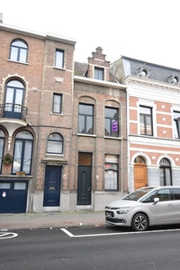 Te renoveren herenwoning met 4 slaapkamers en tuin