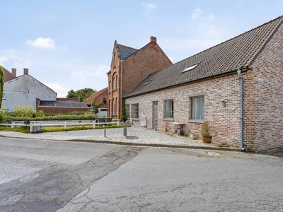 Half open huis met grote koer en garage